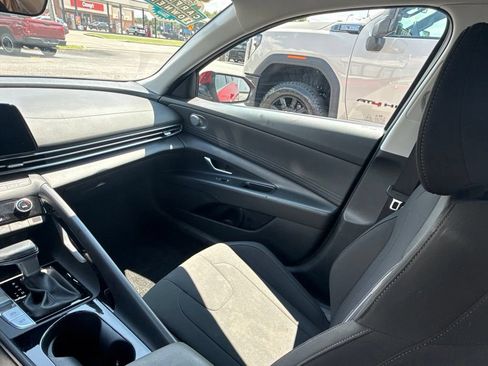 Used 2025 Hyundai Elantra SEL FWD image 14