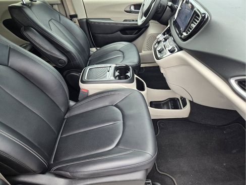 Used 2024 Chrysler Pacifica Touring-L FWD image 10