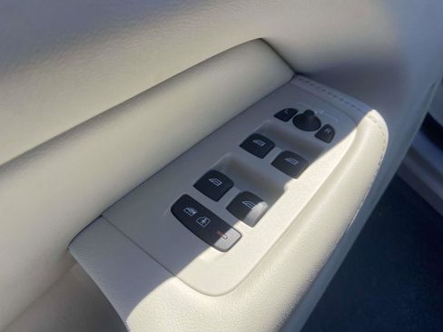 Certified 2023 Volvo XC60 B5 Plus w/ Climate Package image 21