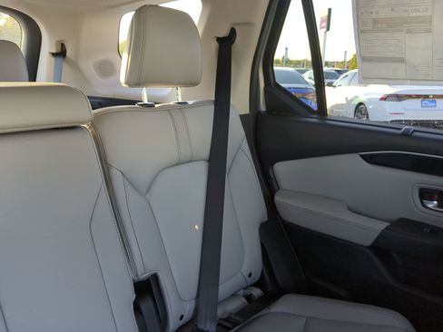 Certified 2025 Honda Pilot Touring image 6