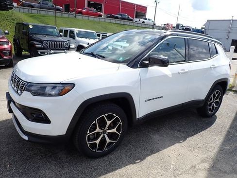 Used 2025 Jeep Compass Limited AWD/4WD image 2