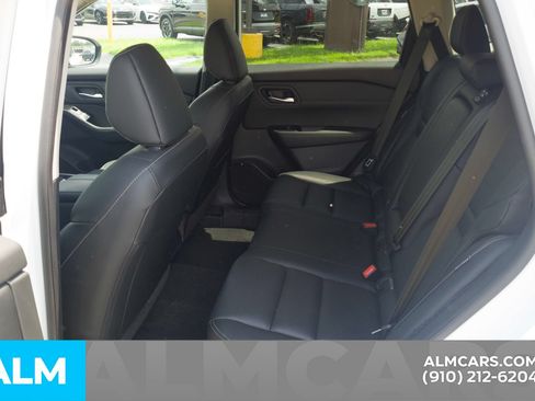 Used 2025 Nissan Rogue SL AWD/4WD image 18