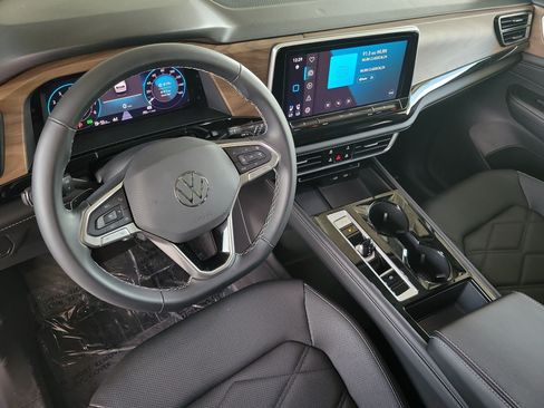 Used 2024 Volkswagen Atlas SE w/ Panoramic Sunroof Package FWD image 15