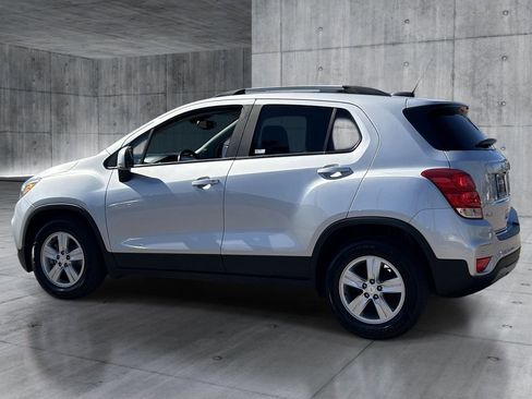 Used 2021 Chevrolet Trax LT w/ Driver Confidence Package FWD image 3