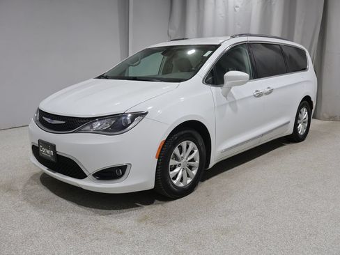 Used 2018 Chrysler Pacifica Touring-L Plus FWD image 5