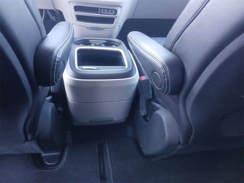 Used 2024 Chrysler Pacifica Touring-L image 22