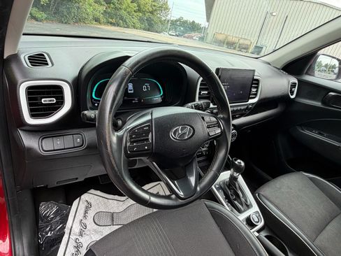 Used 2024 Hyundai Venue Limited FWD image 26
