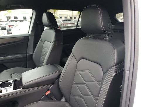 Used 2025 Volkswagen Atlas Cross Sport SE image 12