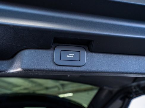 Used 2024 Land Rover Discovery Dynamic SE image 61