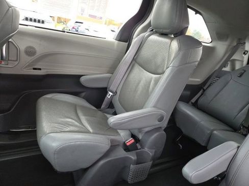 Used 2021 Toyota Sienna Limited image 28