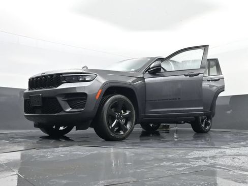 Used 2023 Jeep Grand Cherokee Altitude AWD/4WD image 34