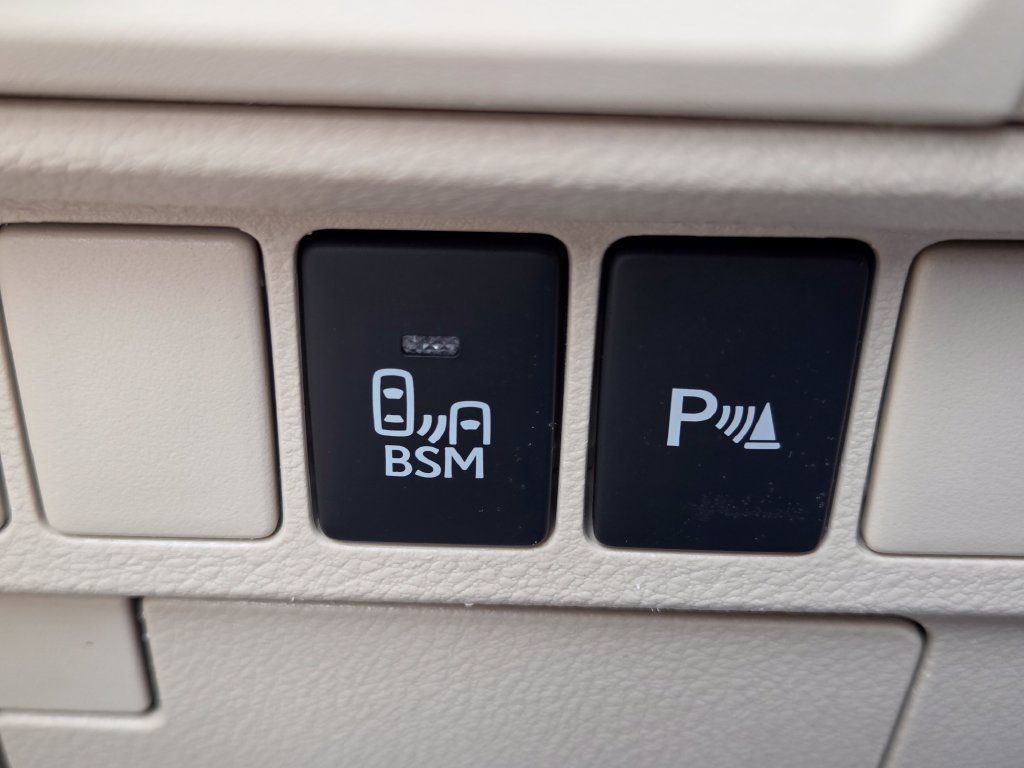 Used 2013 Lexus ES 300h w/ Luxury Pkg FWD image 21