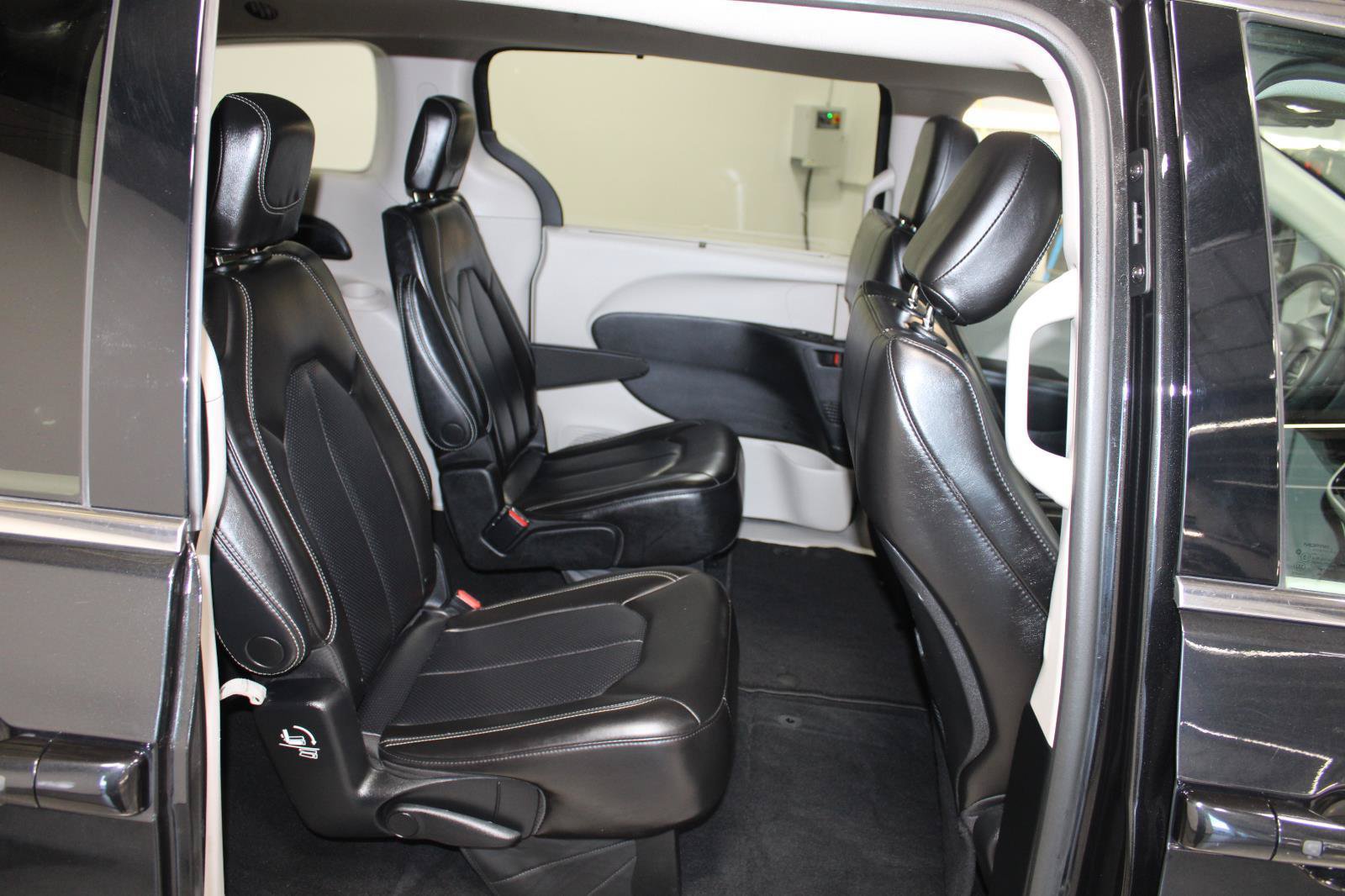 Used 2023 Chrysler Pacifica Touring-L FWD image 21
