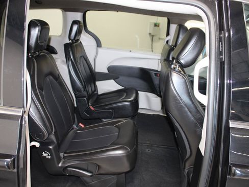 Used 2023 Chrysler Pacifica Touring-L FWD image 21