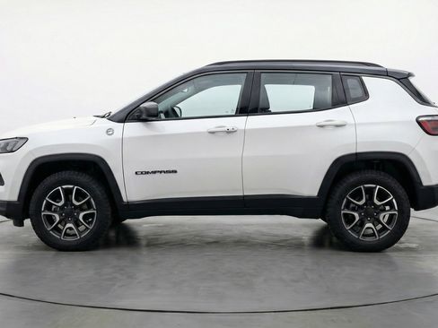 Used 2025 Jeep Compass Trailhawk AWD/4WD image 5