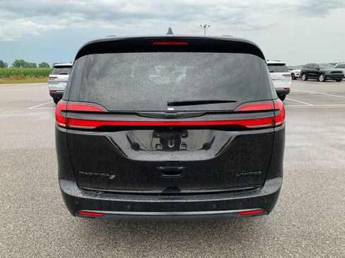 Used 2025 Chrysler Pacifica Limited FWD image 7