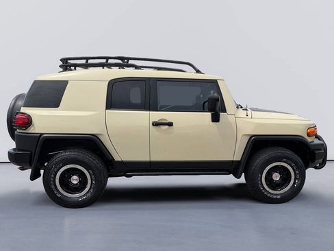Used 2010 Toyota FJ Cruiser 4WD image 2