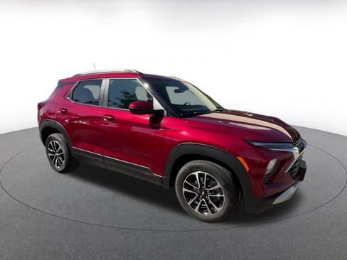 Used 2025 Chevrolet TrailBlazer LT image 2