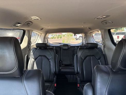 Used 2023 Chrysler Pacifica Touring-L image 11