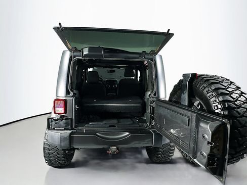 Used 2018 Jeep Wrangler Sahara w/ Connectivity Group AWD/4WD image 23