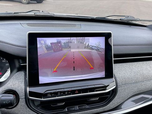 Used 2024 Jeep Compass Latitude image 14