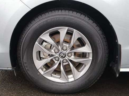 Used 2021 Toyota Sienna XLE image 39