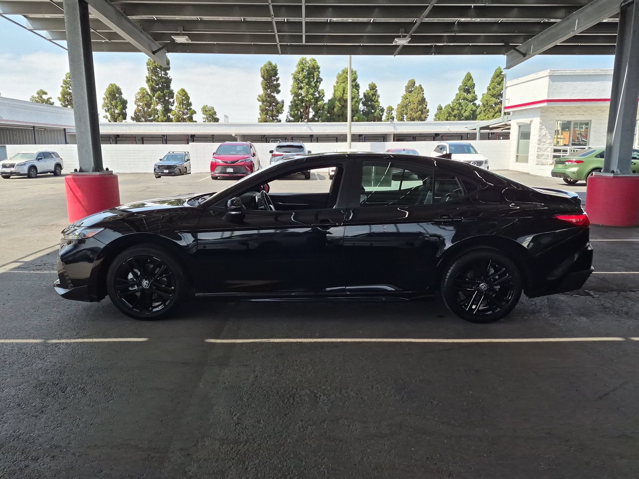 Used 2025 Toyota Camry SE FWD image 4