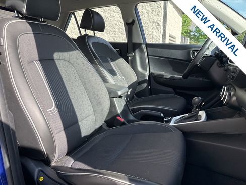 Used 2022 Hyundai Venue Limited image 9