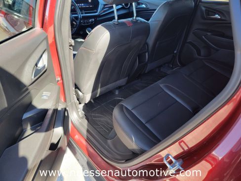 Used 2024 Chevrolet Trax RS w/ Sunroof Package image 13