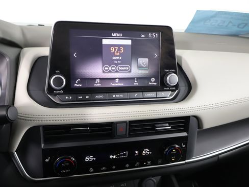 Used 2025 Nissan Rogue SV w/ SV Premium Package image 25