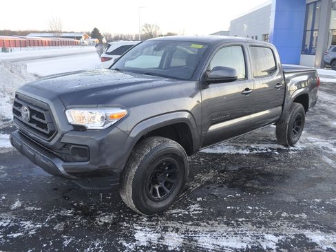 Used 2022 Toyota Tacoma SR image 3