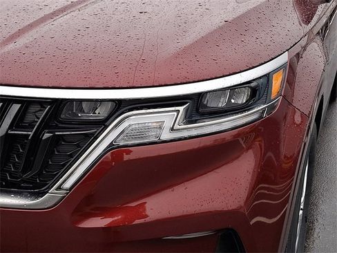 Used 2023 Kia Carnival LX image 9