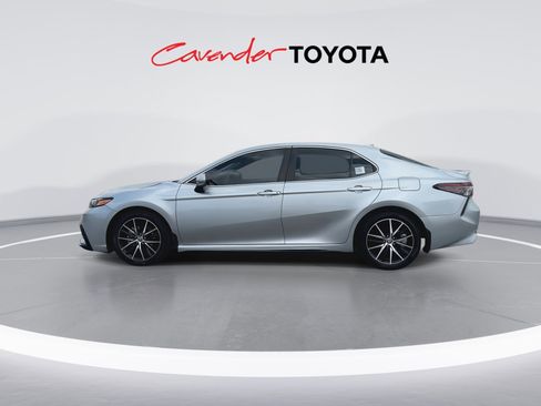Used 2023 Toyota Camry SE image 4
