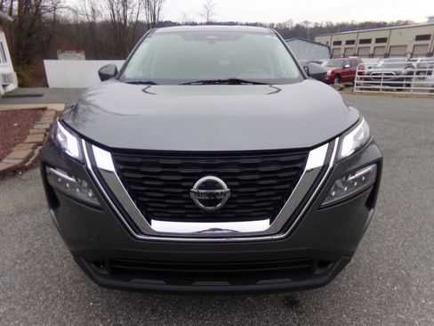 Used 2021 Nissan Rogue SV image 2
