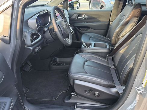 Used 2025 Chrysler Pacifica Select FWD image 10