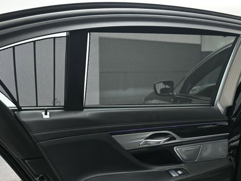 Used 2021 BMW 750i xDrive w/ Executive Package image 14