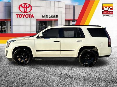 Used 2019 Cadillac Escalade Luxury RWD image 2