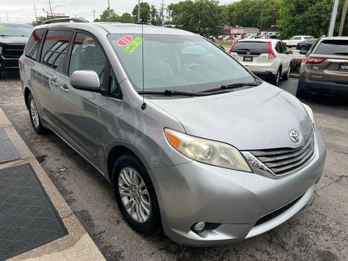 Used 2011 Toyota Sienna XLE w/ Entertainment Pkg FWD image 8