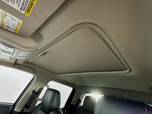 Used 2024 Nissan Frontier SL w/ Technology Package image 26