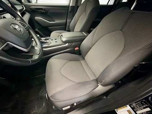 Used 2024 Toyota Highlander LE FWD image 11