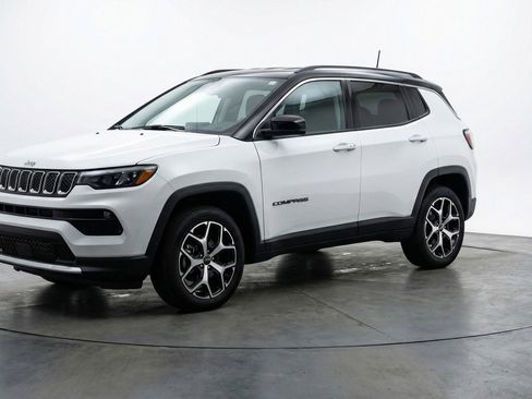 Used 2025 Jeep Compass Limited image 3