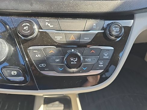 Used 2017 Chrysler Pacifica Touring-L Plus w/ Tire & Wheel Group FWD image 27