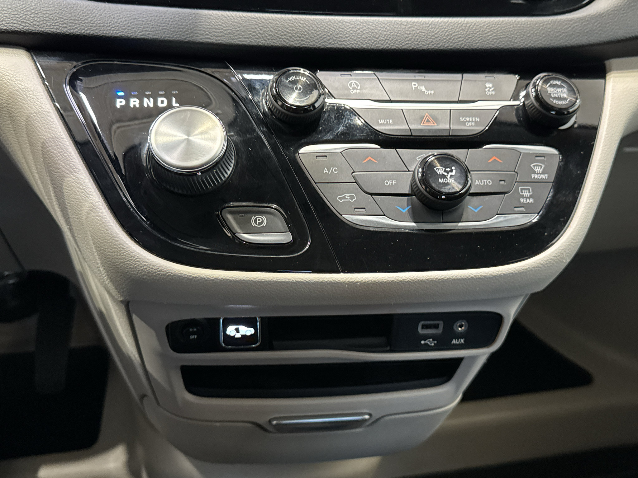 Used 2020 Chrysler Pacifica Touring-L FWD image 31