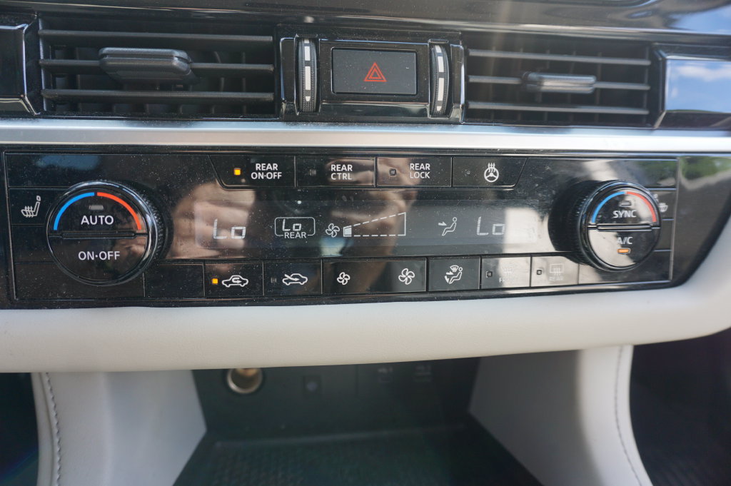 Used 2024 Nissan Pathfinder SL w/ SL Premium Package FWD image 12