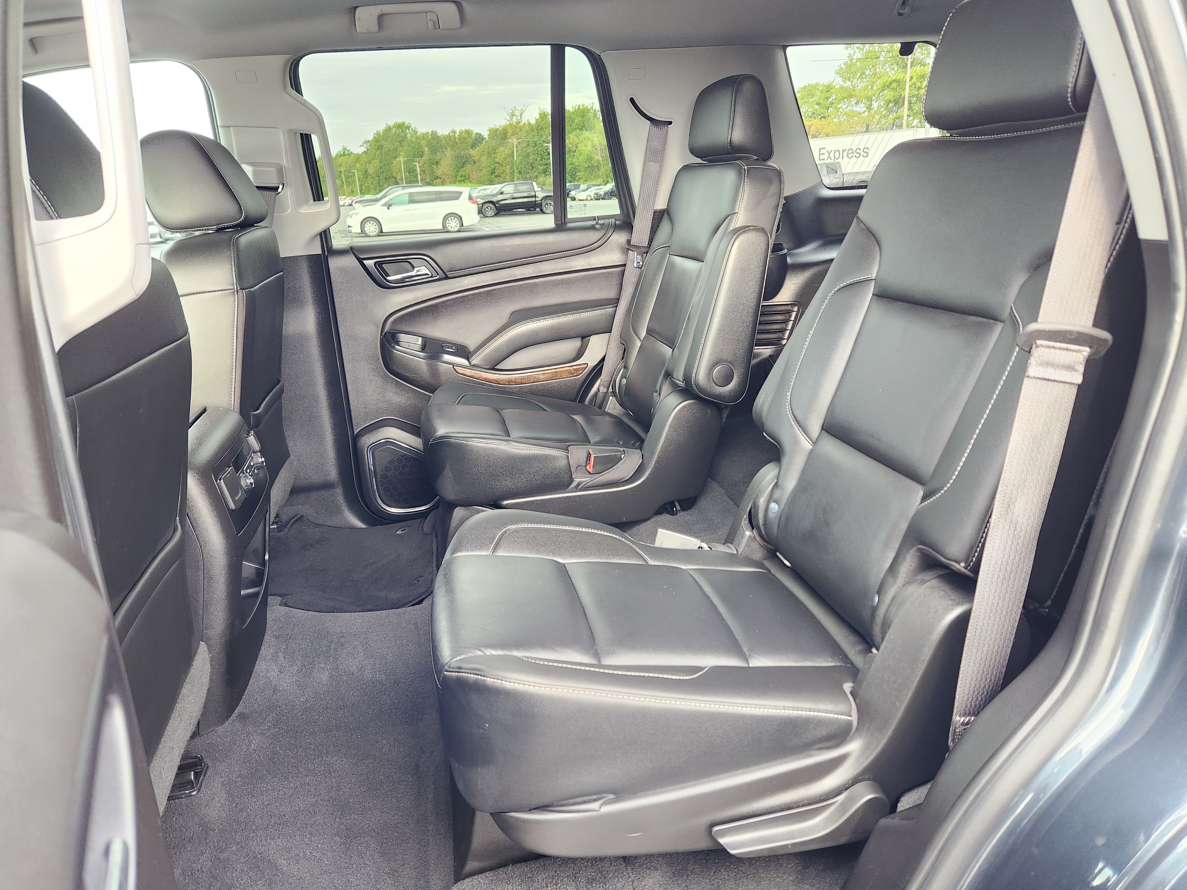 Used 2019 Chevrolet Tahoe LT w/ Luxury Package AWD/4WD image 12