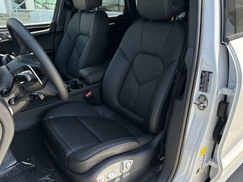 New 2025 Porsche Macan image 5