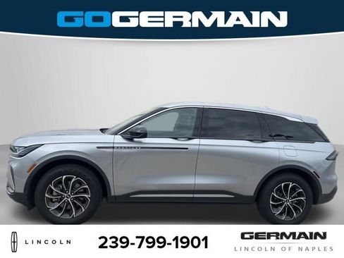 Used 2025 Lincoln Nautilus Premier AWD/4WD image 3