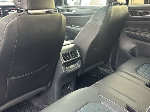 Used 2025 Volkswagen Atlas Cross Sport SEL Premium R-Line image 31