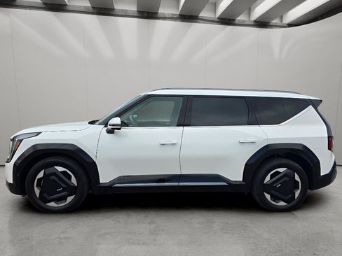 Used 2024 Kia EV9 Land AWD/4WD image 2