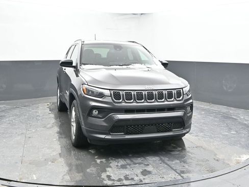 Used 2024 Jeep Compass Latitude image 3